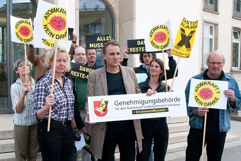 Die Landtagsfraktion von Bündnis 90/Die Grünen protestiert vor dem Ministerium