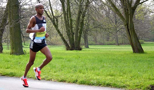 Lusapho April gewinnt Hannover Marathon 2016 - Foto von Michael Weber