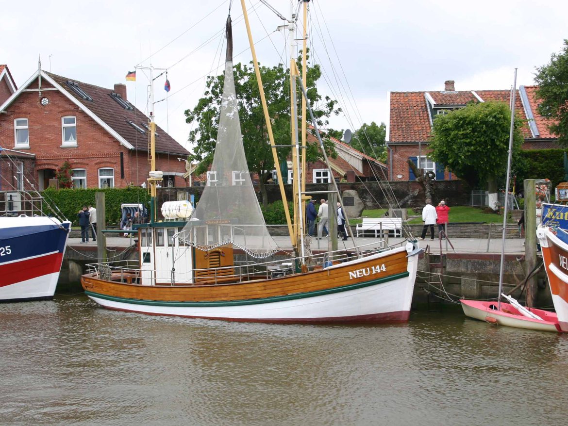 Neuharlingersiel - typisches Fischerboot