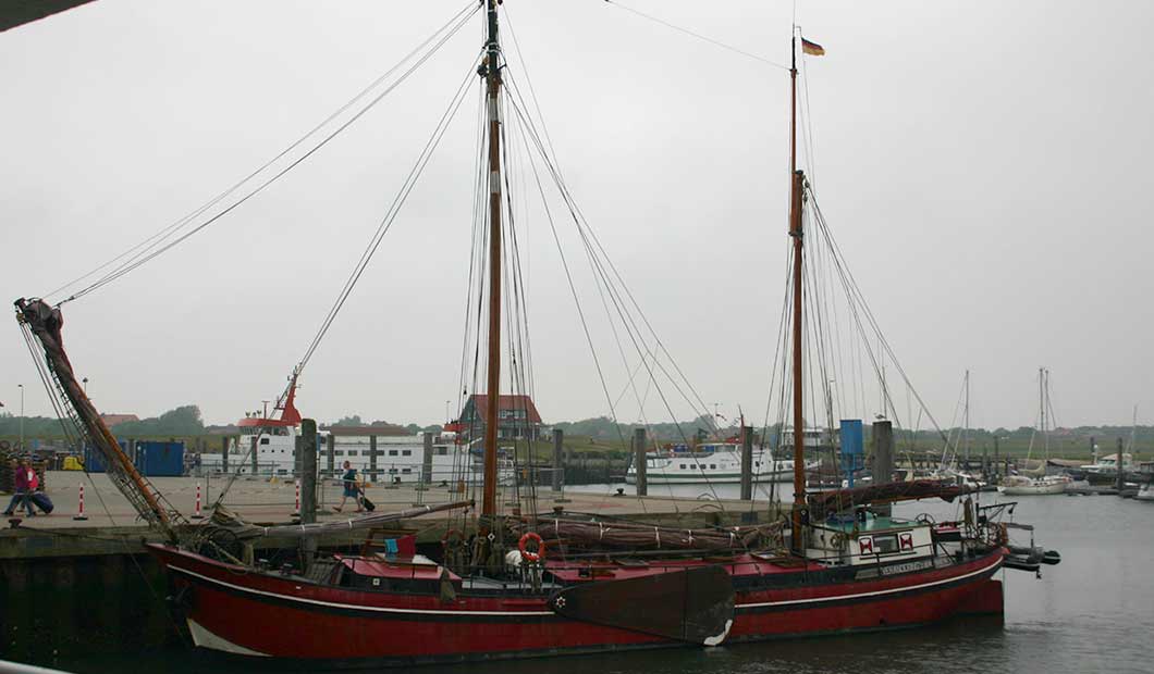 Spiekeroog - Zweimaster im Hafen