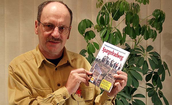 Dieter Hurcks präsentiert sein Buch zum Spargelradweg
