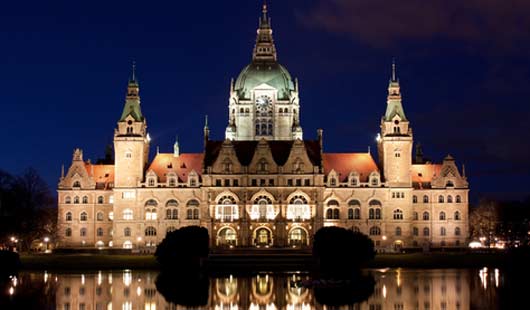 Das neue Rathaus in Hannover bei Nacht