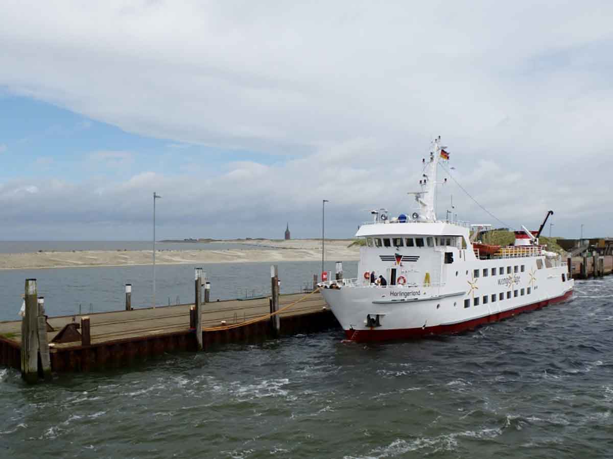 Fähre im Hafen von Wangerooge - Foto www.ostfriesland.travel 