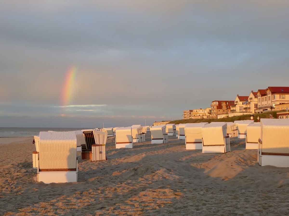 Der Sandstrand auf Wangerooge mit einem Regenbogen - Foto www.ostfriesland.travel 