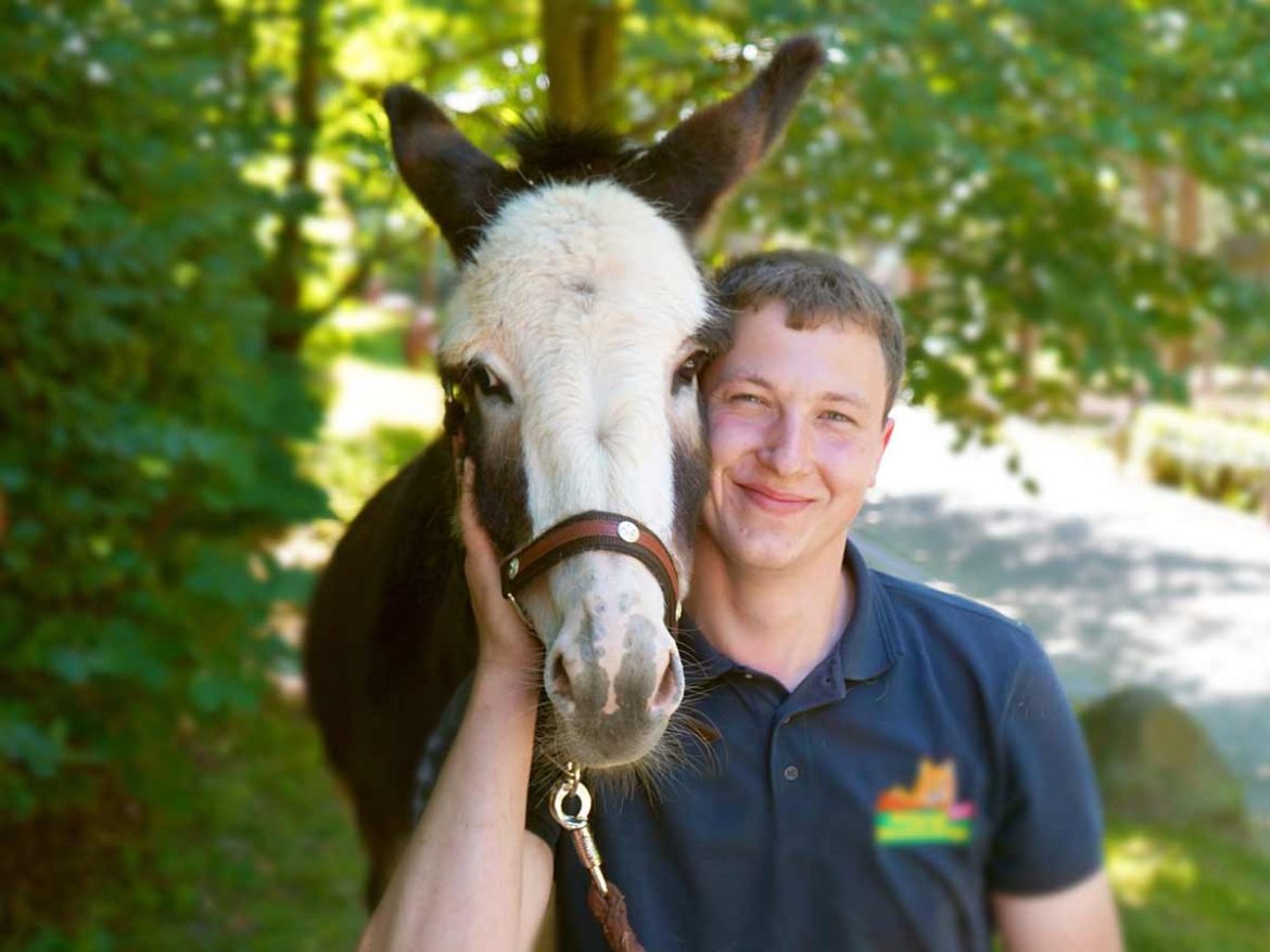 Eselrundtour - Pfleger mit Esel - Foto von Wildpark Schwarze Berge